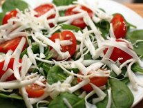 Салат со шпинатом – отличный вариант для вашей семьи! Наслаждайтесь!